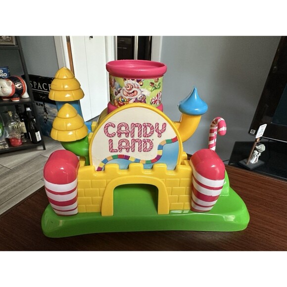 2006 Hasbro CANDY LAND Castle Only Game Replacement part piece dispenser playset - Picture 1 of 7